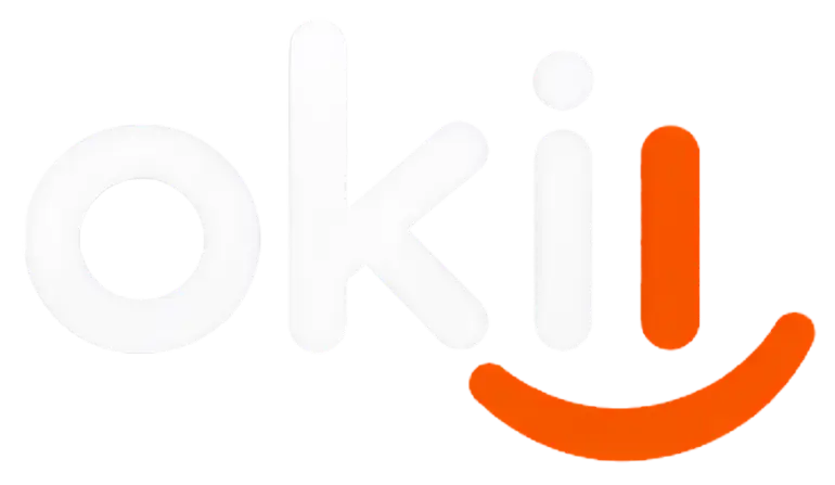 Versión del logotipo de Okii con la tipografía principal en color blanco y el detalle de la letra i junto con la sonrisa en color naranja energético, adaptado para fondos oscuros y de alta densidad.