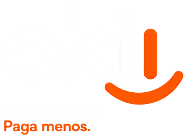 Logotipo de Okii con letras blancas y acentos en naranja energético, acompañado abajo por el slogan en letras naranjas que dice "Paga menos.", optimizado para fondos oscuros.