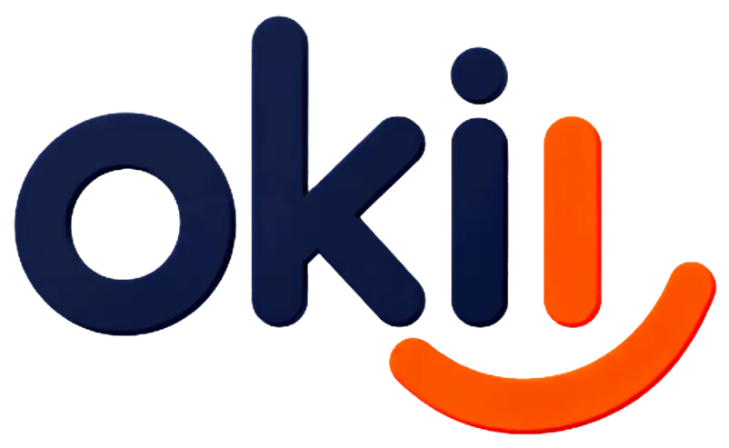 Logotipo principal de Okii en color azul profundo con la letra i final y un arco inferior en forma de sonrisa en color naranja energético, diseñado sobre fondo blanco.