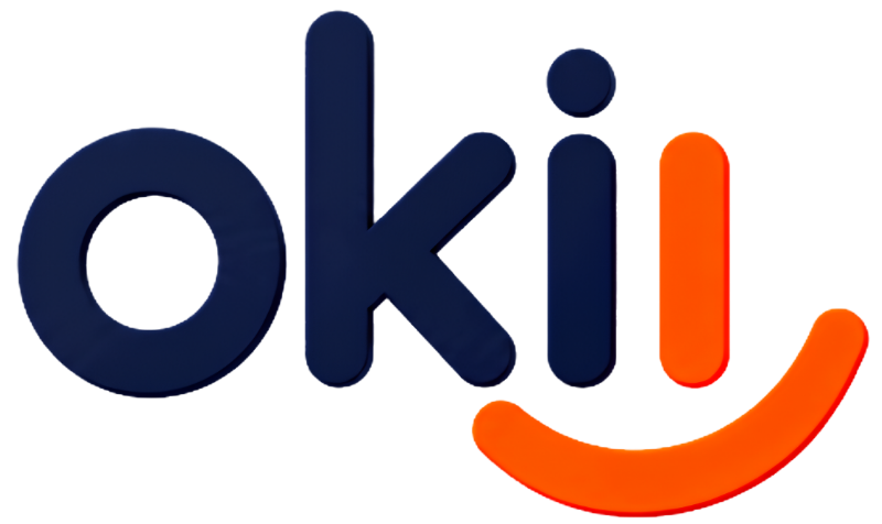 Logotipo principal de Okii en color azul profundo con la letra i final y un arco inferior en forma de sonrisa en color naranja energético, diseñado sobre fondo blanco.