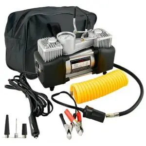 Kit de compresor de aire para neumáticos de carro con cables de batería, manguera amarilla y estuche negro.