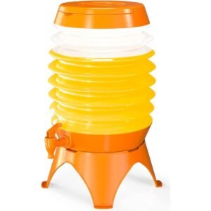 Dispensador o bidón de agua colapsable de color naranja y amarillo con base estable de trípode.