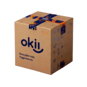 Caja de cartón marrón de empaque para envíos de la marca Okii, mostrada en perspectiva sobre un fondo negro. En la cara frontal destaca el logotipo de la empresa en color azul oscuro con el eslogan 'Descubre más. Paga menos.'. La caja está sellada con una cinta de embalaje azul y naranja decorada con iconos, y el lateral derecho muestra un patrón tenue de pequeños símbolos geométricos e ilustraciones.