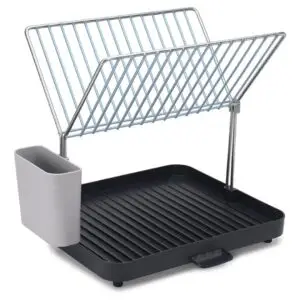 Escurridor de platos metálico negro de dos niveles con soporte para cubiertos instalado en una cocina.