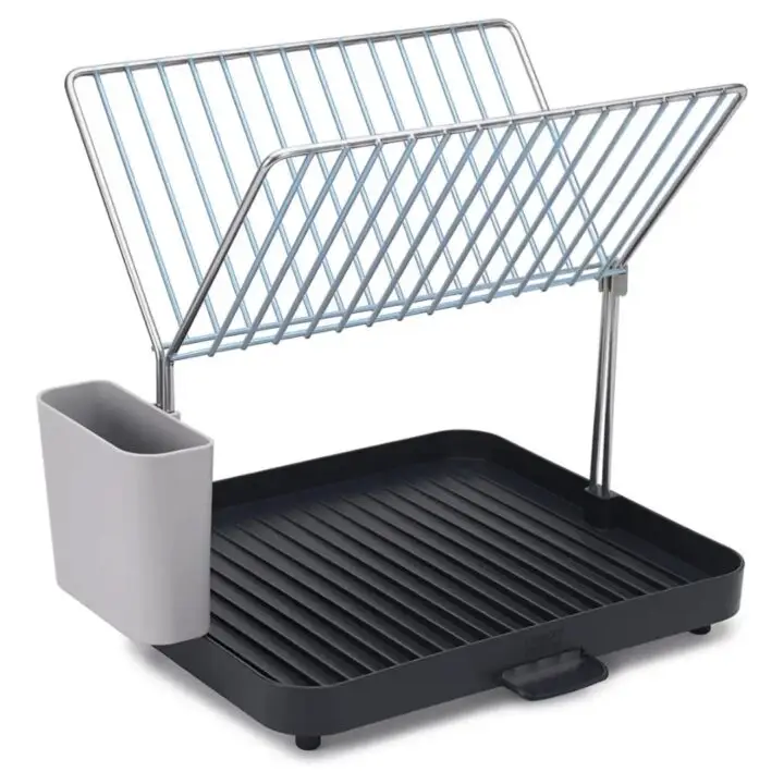Escurridor de platos metálico negro de dos niveles con soporte para cubiertos instalado en una cocina.