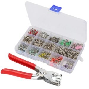 Pinza remachadora de presión con mangos rojos rodeada de cajas organizadoras llenas de ojales y remaches.