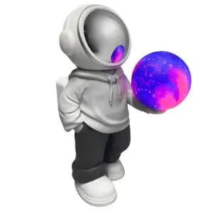 Proyector de luces LED con forma de astronauta sosteniendo una esfera brillante de galaxia de colores.