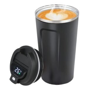 Termo de acero inoxidable color negro mate con café y tapa con pantalla digital táctil que mide la temperatura.