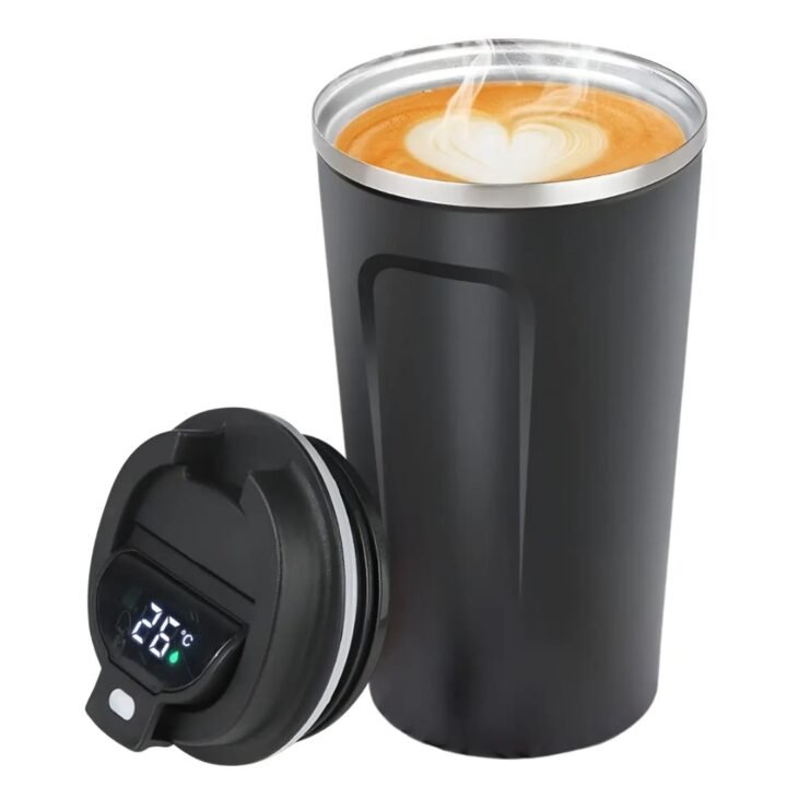 Termo de acero inoxidable color negro mate con café y tapa con pantalla digital táctil que mide la temperatura.